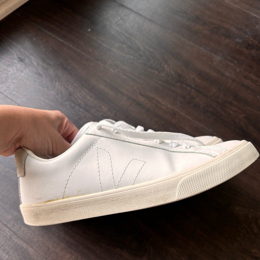 White Veja sneakers, used, in good condition.             Size 36-EU, 5-US